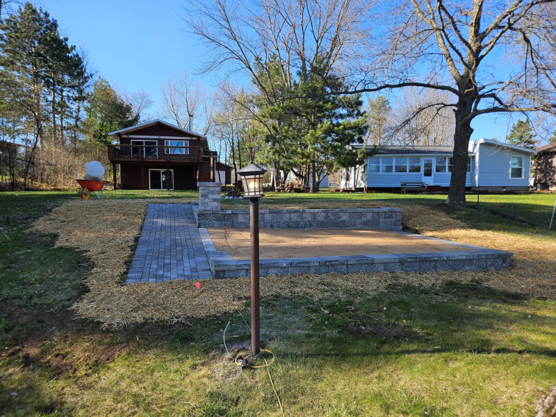 retaining wall with pavers